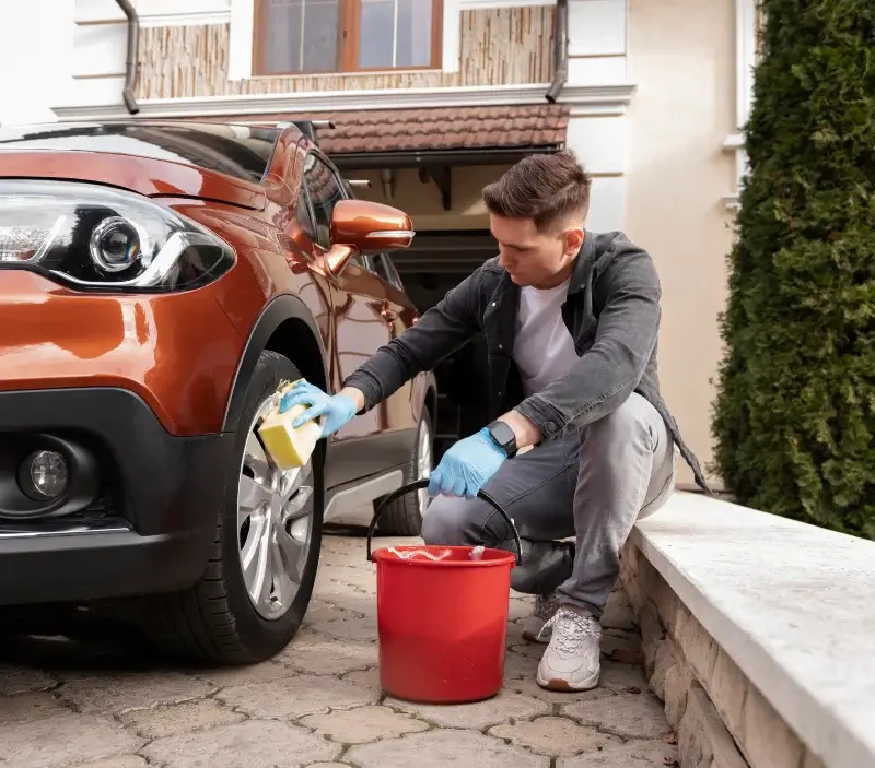 Lavage auto à domicile Champdivers : professionnel intervenant sur un véhicule